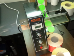 Automat dispenser de etichete rotunde
